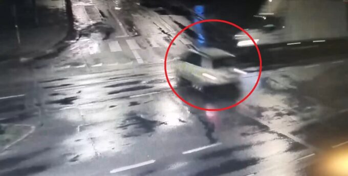Jest nagranie z potężnej kolizji w Olsztynie. 21-latka wpakowała się Audi pod dostawczego Mercedesa