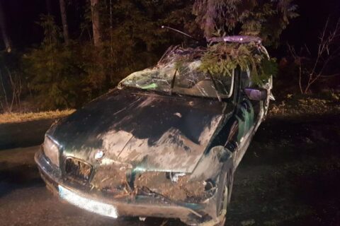 BMW wypadło z drogi i dachowało. 20-letni kierowca walczy o życie