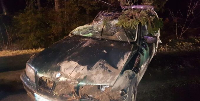 BMW wypadło z drogi i dachowało. 20-letni kierowca walczy o życie