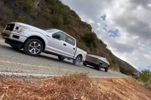 Były kierowca F1 oraz znany astrofizyk kwestionują sukces Tesli Cybertrucka w starciu z Fordem F-150