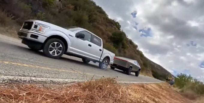 Były kierowca F1 oraz znany astrofizyk kwestionują sukces Tesli Cybertrucka w starciu z Fordem F-150