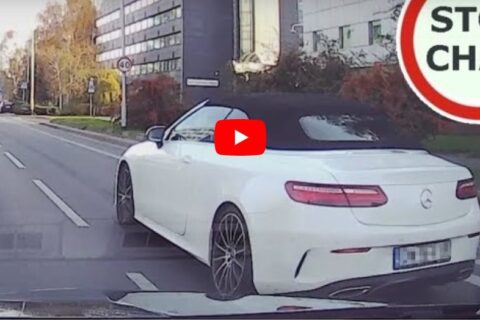 Kanalia w białym Mercedesie kozaczy ulicami Wrocławia. Opluł auto nagrywającego