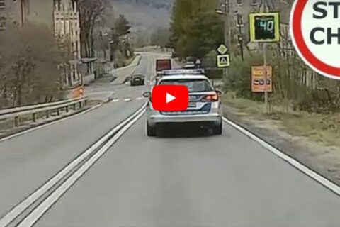 Osobówka wyprzedza na przejściu dla pieszych tuż przed radiowozem. Policja nie reaguje, bo prowadził kumpel