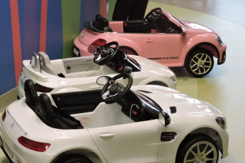 Szpitalne Audi TT, Mercedes AMG i VW Beetle wożą dzieci do operacji