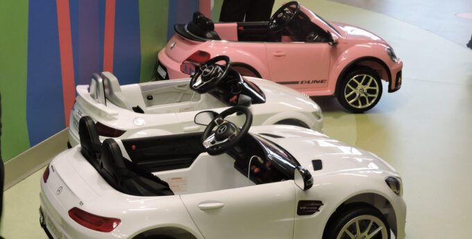 Szpitalne Audi TT, Mercedes AMG i VW Beetle wożą dzieci do operacji