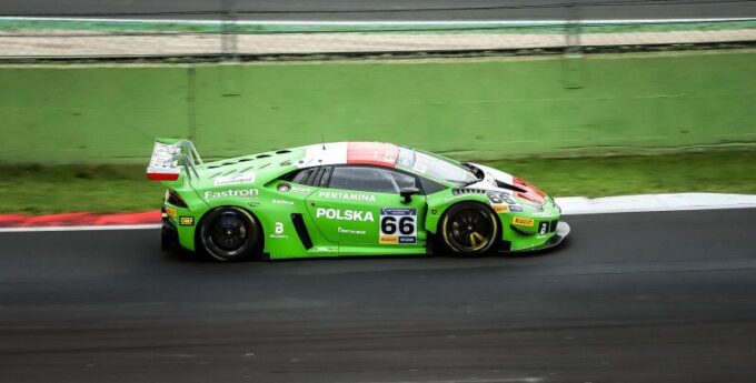 FIA Motorsport Games: Lewandowski i Janosz znów w czołówce. Polacy na pole position do finału weekendu