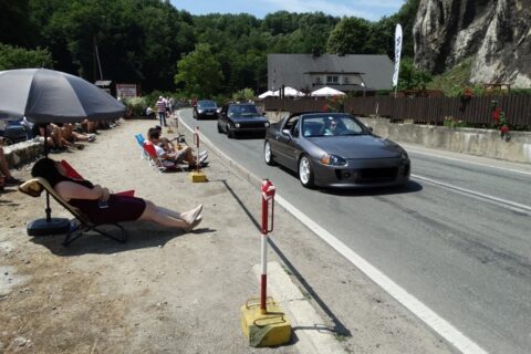 Zapach palonej gumy i grillowanej kiełbasy, czyli patologie zlotów samochodowych