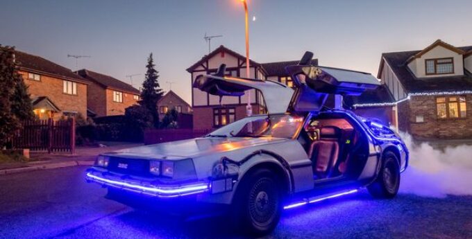 Wydał fortunę i przerobił DeLoreana na samochód z „Powrotu do Przyszłości”. Teraz odbiera nim dzieci ze szkoły 