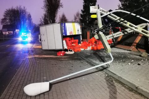 Poważny wypadek dostawczego mercedesa w Brodnicy. Kierowca może mówić o ogromnym szczęściu