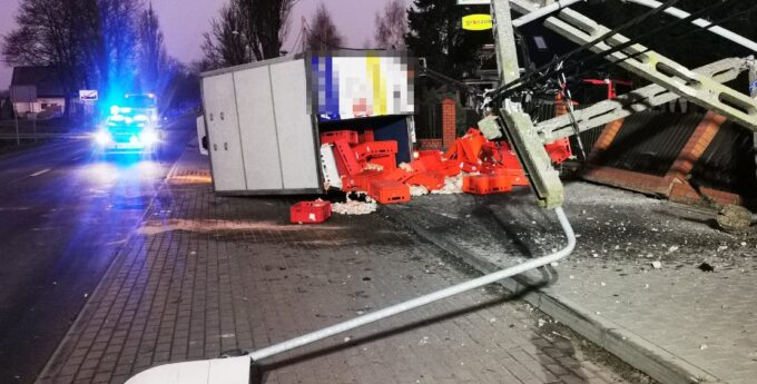 Poważny wypadek dostawczego mercedesa w Brodnicy. Kierowca może mówić o ogromnym szczęściu