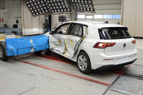 Na teście zderzeniowym Volkswagen Golf Mk8 zaliczył wpadkę, ale i tak dostał 5 gwiazdek Euro NCAP