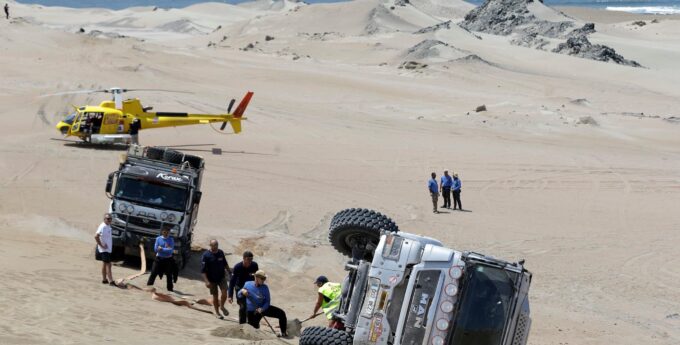 Podczas tak niebezpiecznego rajdu trzeba zadbać o bezpieczeństwo. Zobacz jak się to robi na Dakarze