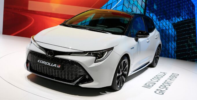 To już się tam dzieje. Koniec benzynowej Toyoty Corolli