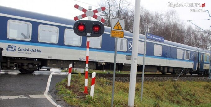 Fiat Punto wjeżdża pod rozpędzone PKP Intercity. Polskie oszukać przeznaczenie?