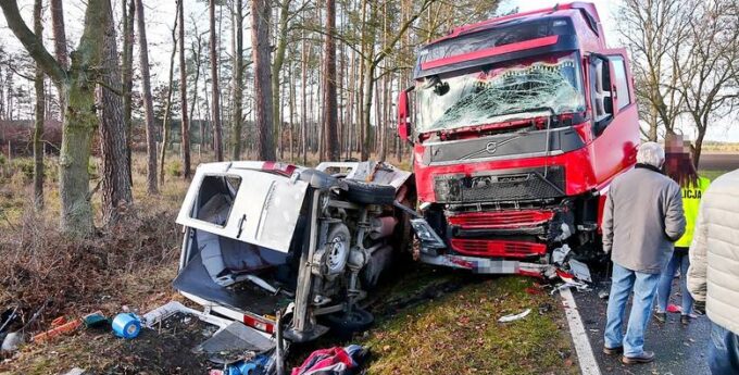 Koszmarny wypadek busa z ciężarówką na Dolnym Śląsku