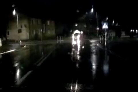 Policja z Opola pokazuje, jak kierowca o mało nie rozjechał pieszego. I przypomina o odblaskach