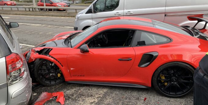 Wyjechał z salonu 700-konnym Porsche 911 GT2 RS. Kilka minut później już je zgruzował
