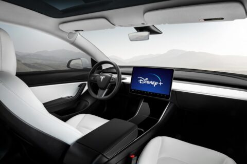 Długie ładowanie Tesli? Elon Musk zaproponuje Mandaloriana. Disney+ wkrótce na pokładzie