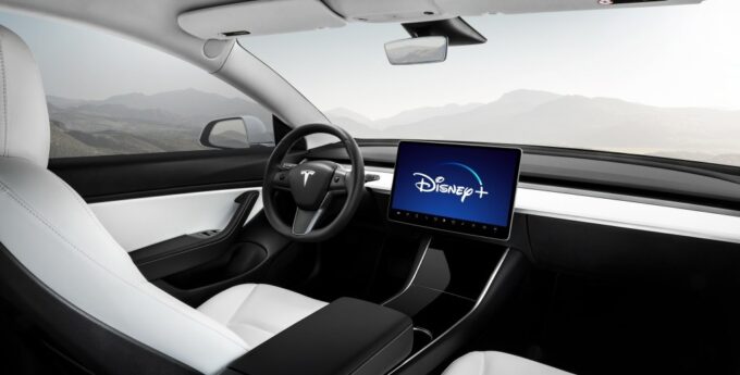 Długie ładowanie Tesli? Elon Musk zaproponuje Mandaloriana. Disney+ wkrótce na pokładzie