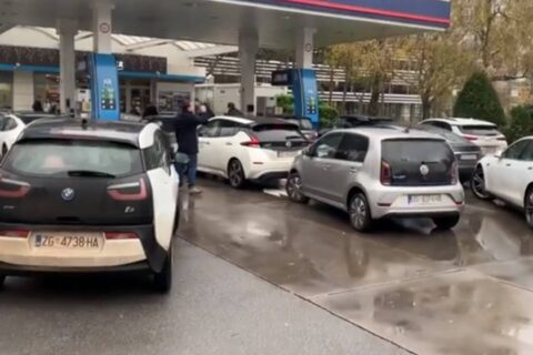 Właściciele samochodów elektrycznych zablokowali stację benzynową w ramach protestu