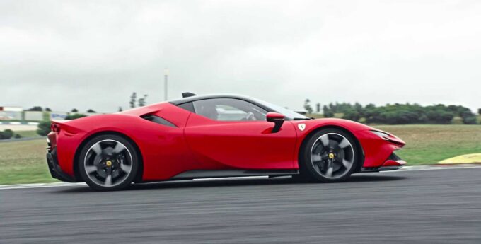 Hybrydowe Ferrari SF90 Stradale (986 KM): Niezwykłe liczby i sposób wykonania
