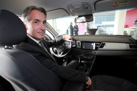 Kia twierdzi, że nie ma alternatywy dla elektryków, ale wymienia przy tym szereg dyskwalifikujących przeszkód