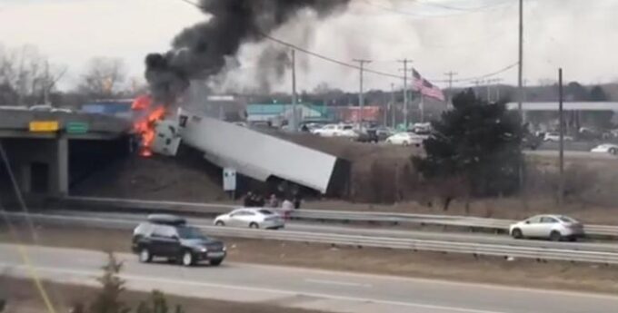 Kierowca tej ciężarówki wypełnionej ogórkami wyszedł cało z fatalnie wyglądającego wypadku