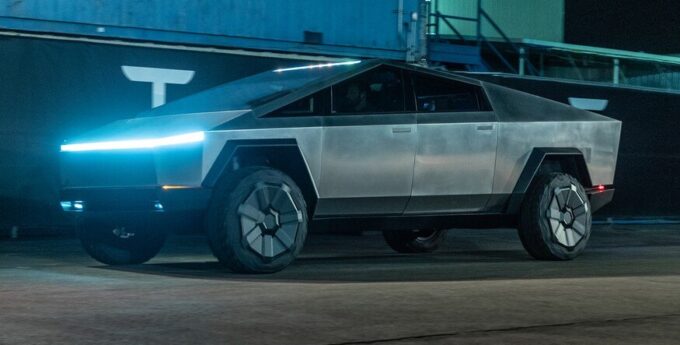 Inżynierowie Tesli Cybertruck popełnili poważny błąd przy obliczeniach? Klienci mogą mieć problemy