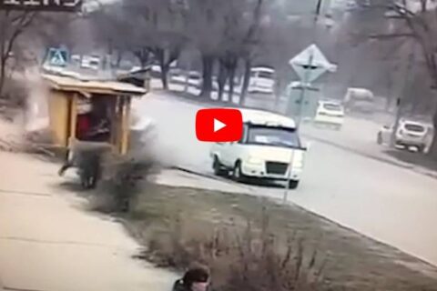 Trwa obława na kierowcę BMW, który rozbił auto o przystanek autobusowy. Jest kluczowe nagranie
