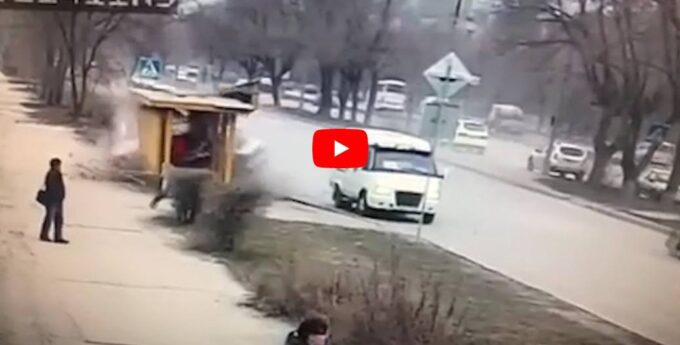 Trwa obława na kierowcę BMW, który rozbił auto o przystanek autobusowy. Jest kluczowe nagranie