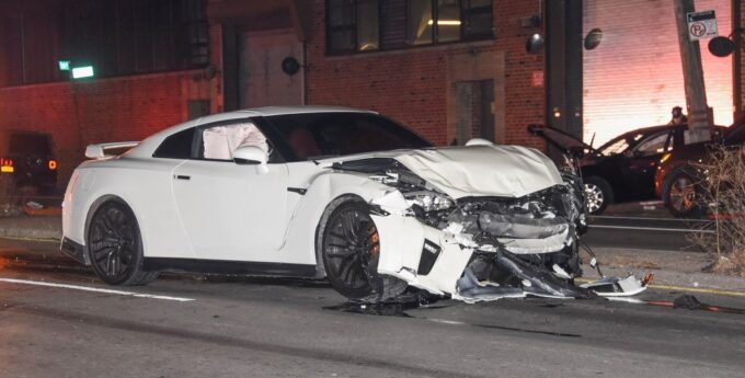 Pijany policjant szalał Nissanem GT-R. Brał udział w śmiertelnym wypadku, ale zarzuty wycofano