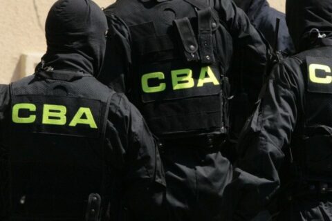 Obiecywali „odzyskiwanie” praw jazdy. Adwokata, policjanta i jego żonę zatrzymało CBA