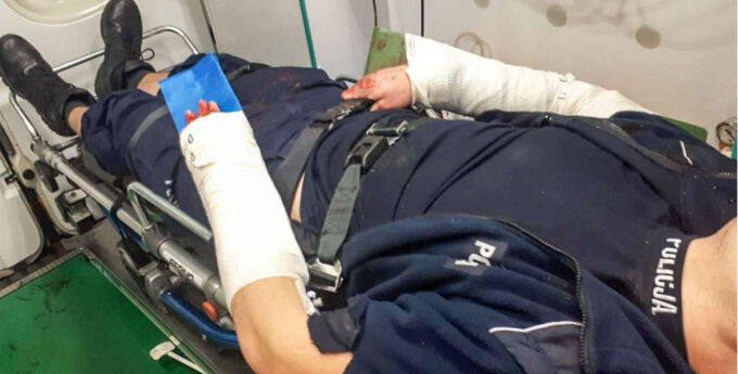 Policjanci ciężko ranni. Ustawili blokadę, ale nie zdążyli wysiąść z samochodu, gdy nadjechał ścigany