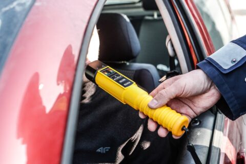 Policja zatrzymała pijanego kierowcę, ten postanowił wykorzystać „telefon do przyjaciela”