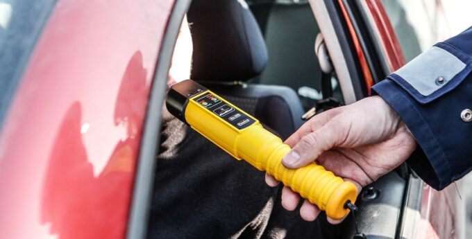 Policja zatrzymała pijanego kierowcę, ten postanowił wykorzystać „telefon do przyjaciela”