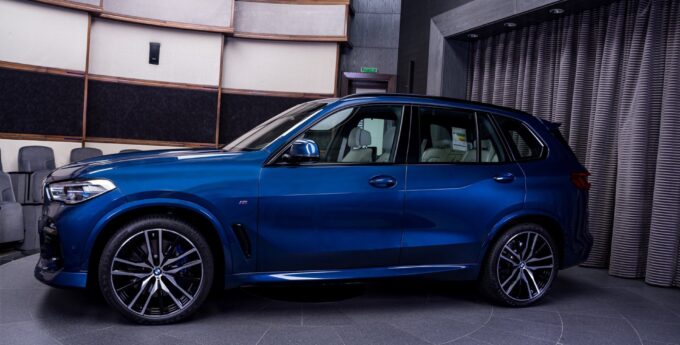 Kilka modyfikacji od AC Schnitzer zamieni zwykłe BMW X5 M Sport w całkiem agresywnego super SUV-a