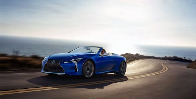 Lexus licytuje specjalną edycję LC 500 Cabrio na rzecz dwóch fundacji charytatywnych. W skład pakietu wchodzi nawet…. człowiek