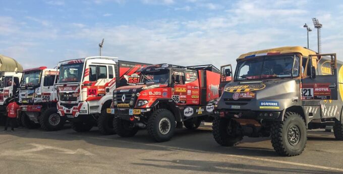 Badania, kontrole i opaski ratujące życie – czyli przygotowania do Rajdu Dakar oczami pilota Szymona Gospodarczyka