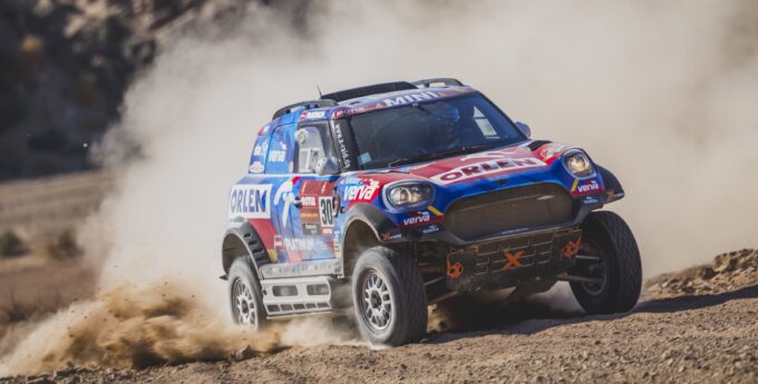 Pierwsze etapowe podium Kuby Przygońskiego. Świetna dyspozycja Sainza i Alonso