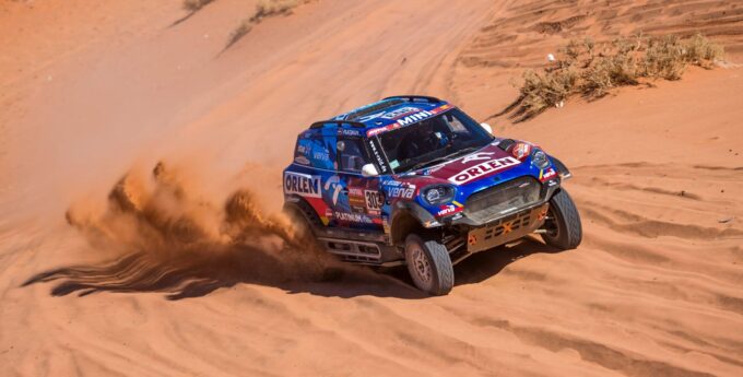 Kuba Przygoński w najlepszej piątce 11. etapu. Wysiłki Peterhansela i Al-Attiyaha pójdą na nic?