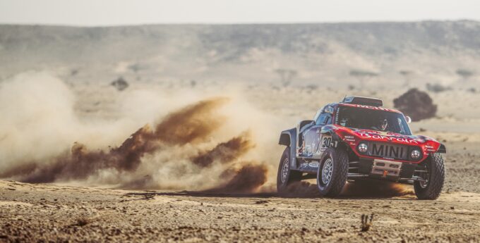 Carlos Sainz powiększa przewagę i wygrywa trzeci etap w tym roku. Ósemka Przygońskiego