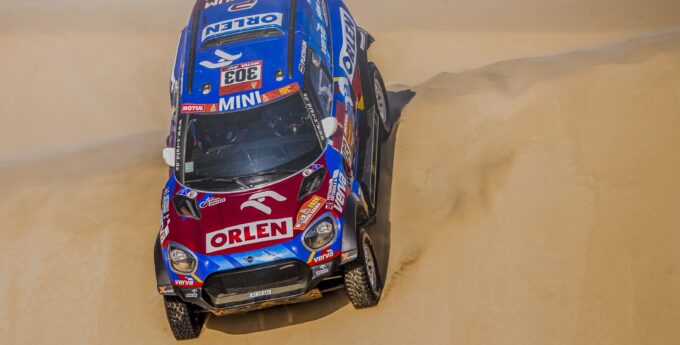 Milowy krok Sainza. Przygoński kończy etap tuż za liderem rajdu