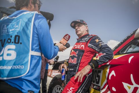 Carlos Sainz po raz trzeci triumfuje w Rajdzie Dakar. Podium dla Al-Attiyaha i Peterhansela