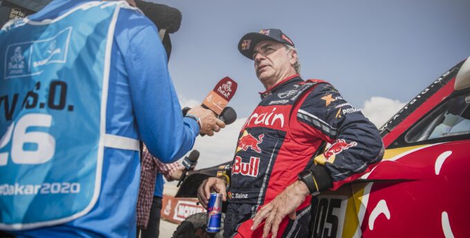 Carlos Sainz po raz trzeci triumfuje w Rajdzie Dakar. Podium dla Al-Attiyaha i Peterhansela