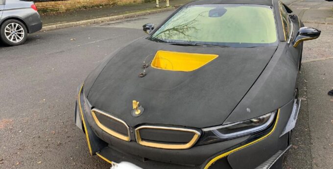 Detailerzy zamknijcie oczy. Oto BMW i8 oklejone czarnym aksamitem