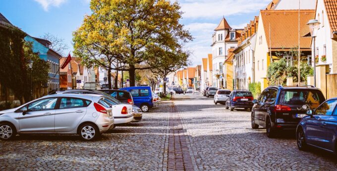 26-latek trafił do sądu za zarysowanie i zniszczenie ponad 600 różnych samochodów