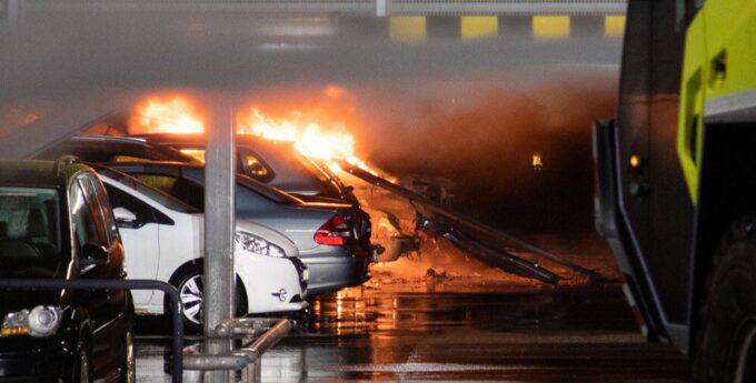 Setki zniszczonych samochodów w pożarze na lotniskowym parkingu