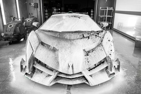 Mokry sen detailera – kąpiel Lamborghini Veneno. Zobacz jak dba się o najdroższe auta na świecie