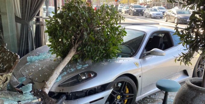 „Najseksowniejsza restauracja w USA” przyozdobiona przez idiotę w Ferrari F430