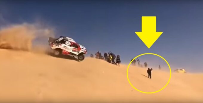 Polak na Dakarze machnął selfie życia, gdy w tle zaczął dachować Fernando Alonso